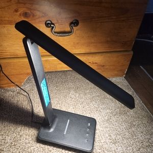 Desk lamp/wireless charger